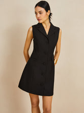 Kurzes Kleid mit Kragen und mehreren Knöpfen